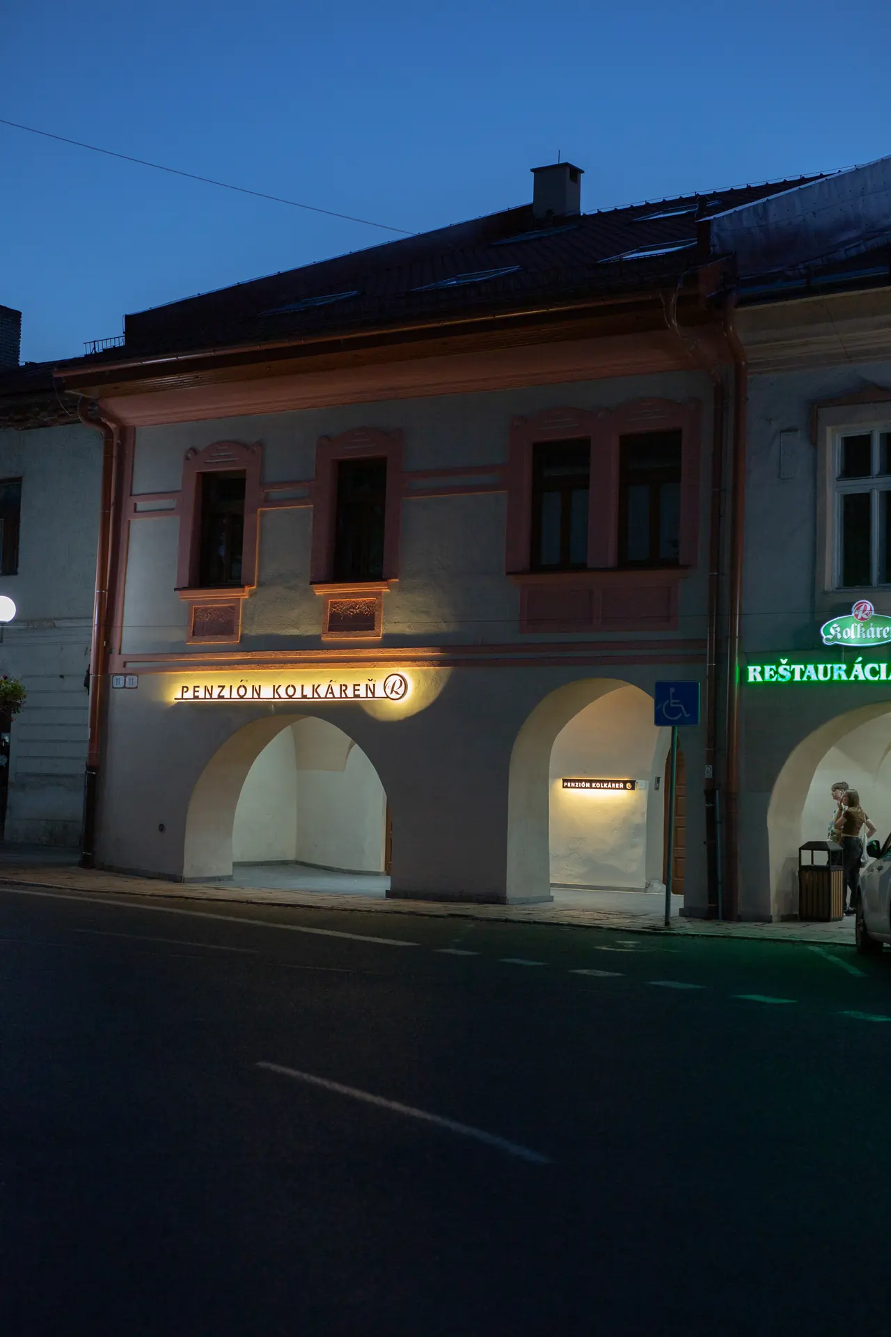Budova Penziónu Kolkáreň v centre Starej Ľubovne za súmraku