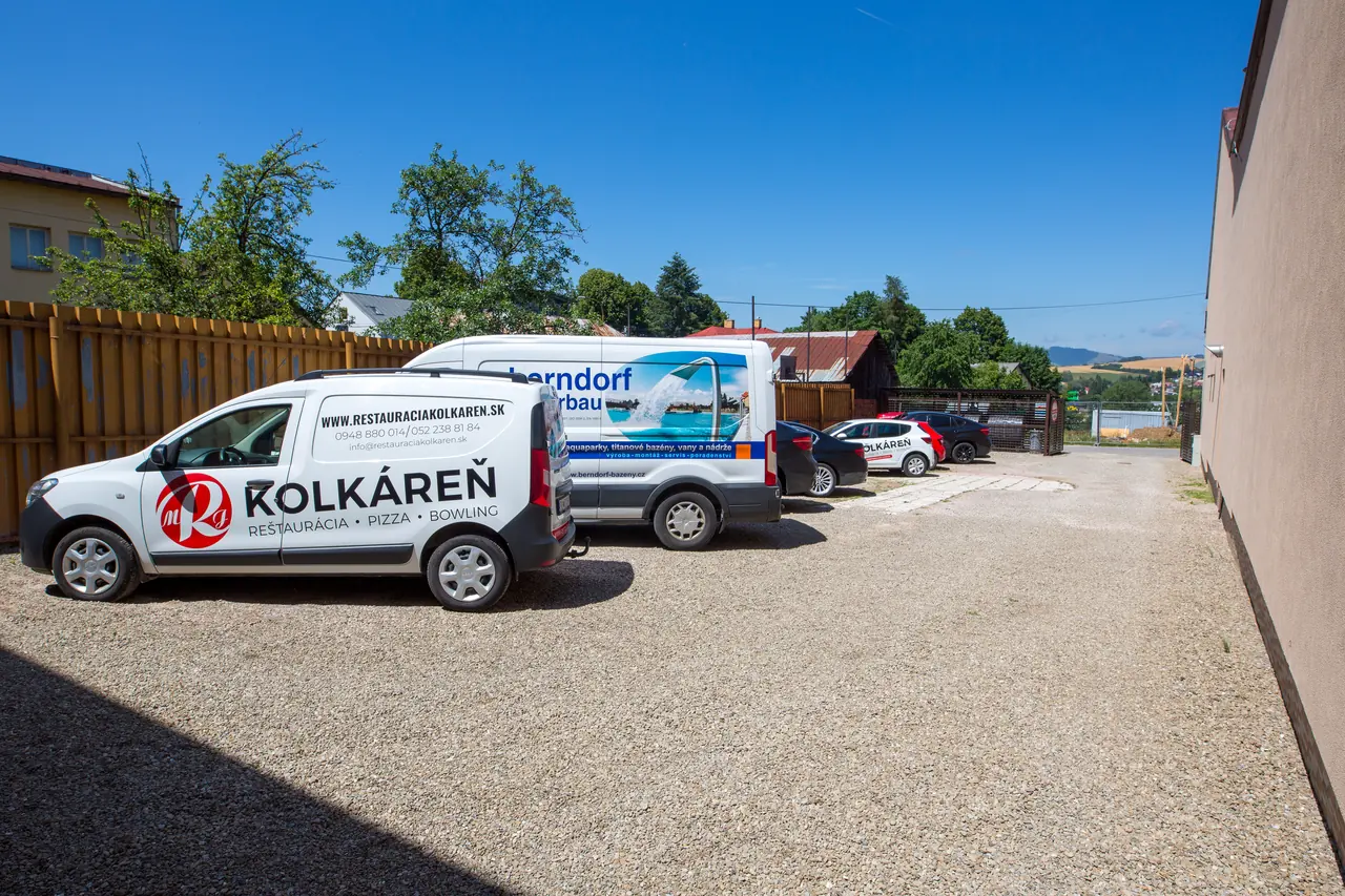 Dvor penziónu s parkovaním a dodávkou Kolkáreň