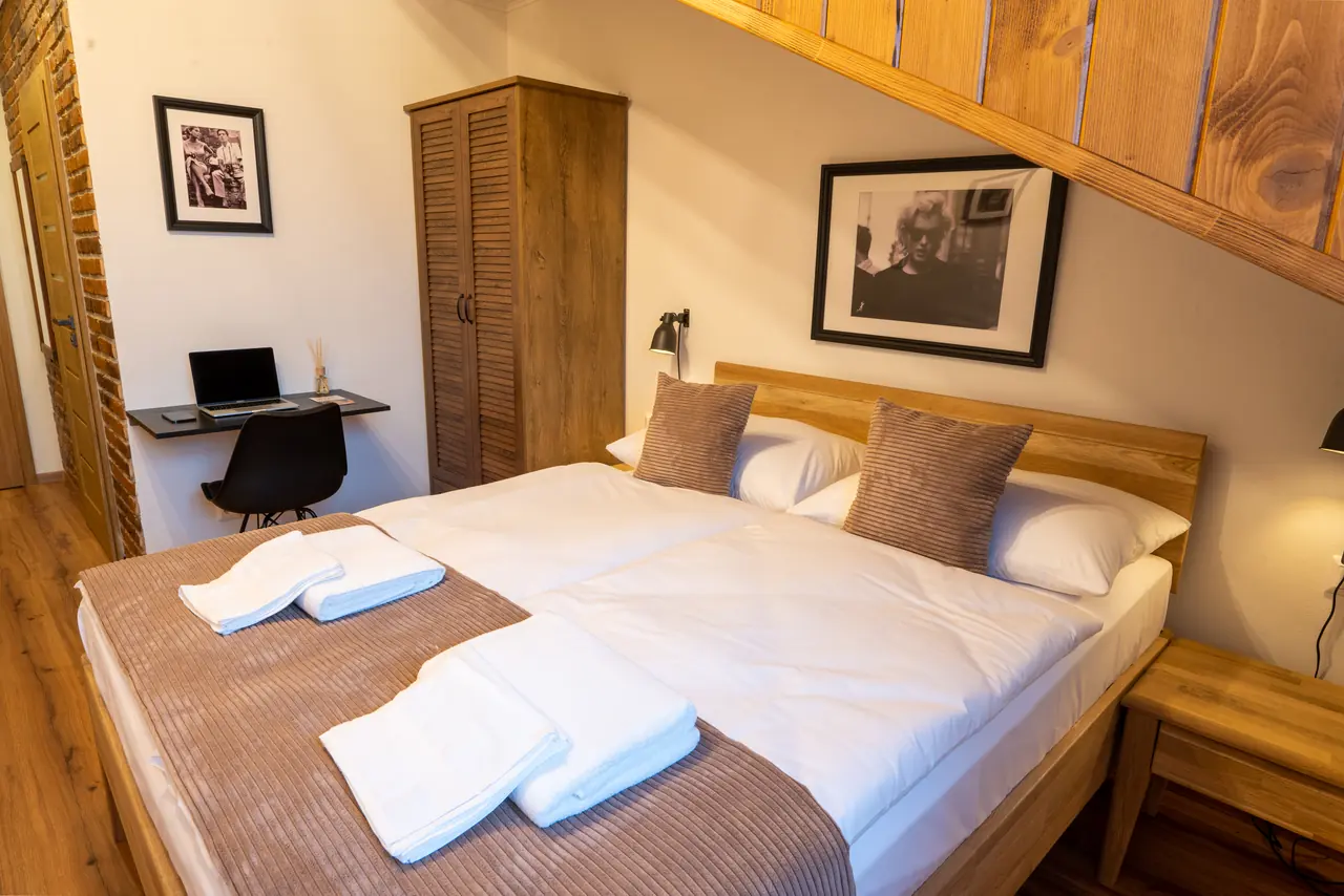 Pokój Standard w Penzión Kolkáreň, Stará Ľubovňa — poddasze z podwójnym łóżkiem, szafą i biurkiem