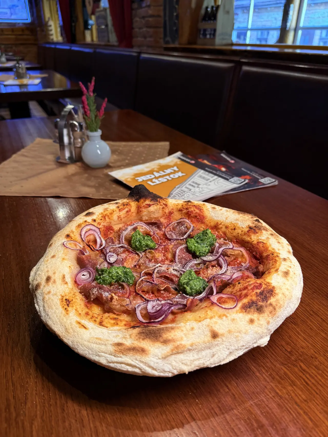 Pizza z pece so slaninou, červenou cibuľou a pestom